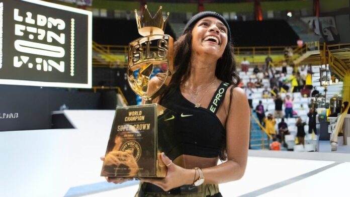 Rayssa Leal vence no fim e se torna tricampeã mundial de skate street